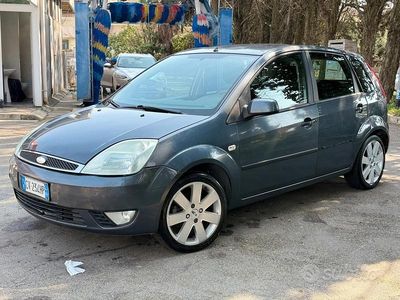 Usata Ford Fiesta 75 CV (55 kW) 2005 Grigio Utilitaria