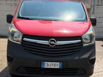 Usata Opel Vivaro Edition 140 CV (102 kW) 2016 Rosso Monovolume