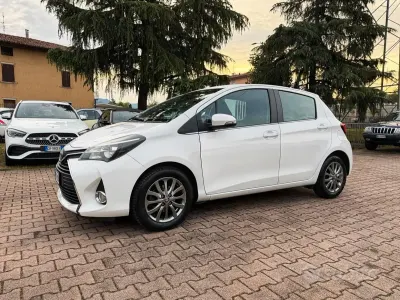 Usata Toyota Yaris Lounge 69 CV (50 kW) 2017 Bianco Berlina