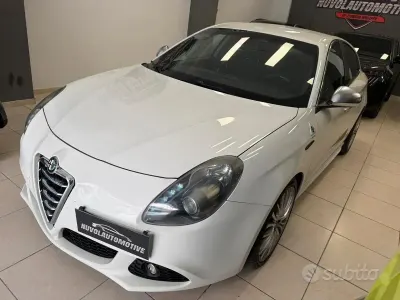 Usata Alfa Romeo Giulietta Exclusive 140 CV (102 kW) 2011 Bianco Utilitaria