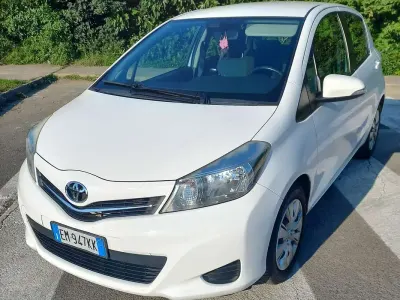 Usata Toyota Yaris Active 69 CV (50 kW) 2012 Bianco Utilitaria