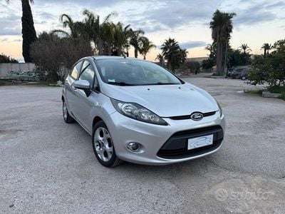 Usata Ford Fiesta Titanium 71 CV (52 kW) 2012 Grigio Berlina