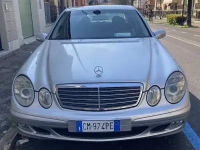 Usata Mercedes E220 150 CV (110 kW) 2003 Argento Berlina