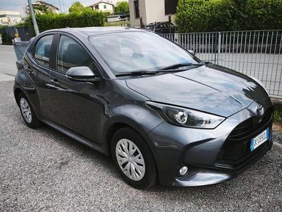Begagnad Toyota Yaris Business Edition 120 HK (88 kW) 2022 Grå Halvkombi