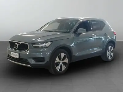 Usata Volvo XC40 Momentum 129 CV (94 kW) 2022 2c grigio business metallizzat SUV