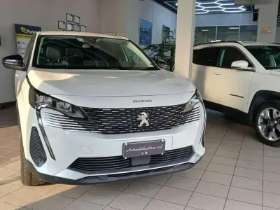 Usata Peugeot 5008 Allure 131 CV (96 kW) 2022 Bianco SUV