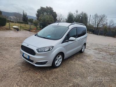 Usata Ford Tourneo Courier 75 CV (55 kW) 2017 Grigio Monovolume