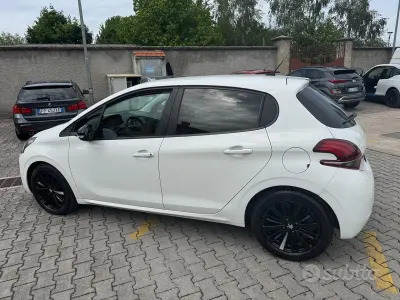 Usata Peugeot 208 82 CV (60 kW) 2018 Bianco Utilitaria