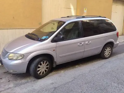 Usata Chrysler Voyager 141 CV (103 kW) 2004 Argento Monovolume