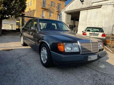 Usado Mercedes E230 136 CV (100 kW) 1991 Negro Berlina