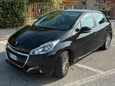 Usata Peugeot 208 Active 82 CV (60 kW) 2016 Nero Utilitaria