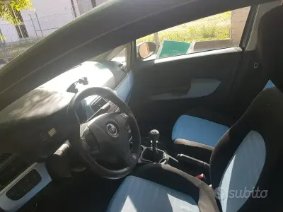Usata Fiat Grande Punto 65 CV (47 kW) 2006 Bluazzurro Utilitaria