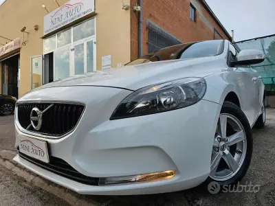 Usata Volvo V40 Kinetic 120 CV (88 kW) 2017 Bianco Berlina