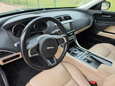 Usata Jaguar XE 180 CV (132 kW) 2017 Grigio Berlina