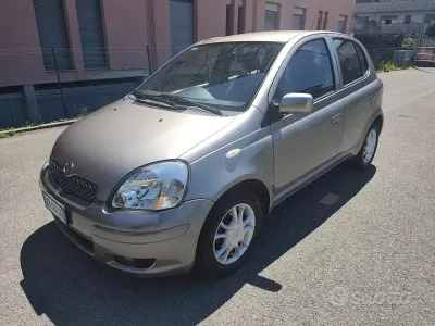 Usata Toyota Yaris 65 CV (47 kW) 2005 Grigio Berlina