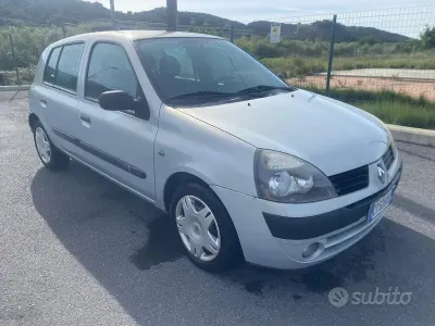 Begagnad Renault Clio II Dynamique 82 HK (60 kW) 2005 Grå Sedan