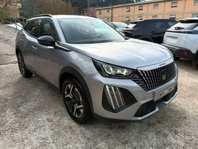 Usata Peugeot 2008 Allure 101 CV (74 kW) 2025 Argento SUV