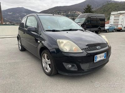 Usata Ford Fiesta Ghia 74 CV (54 kW) 2008 Nero Utilitaria