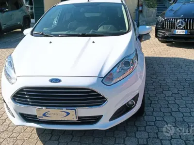 Usata Ford Fiesta 75 CV (55 kW) 2015 Bianco Utilitaria