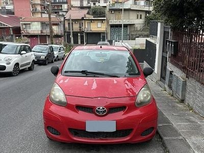 Usata Toyota Aygo 68 CV (50 kW) 2011 Rosso Utilitaria