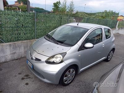 Usado Toyota Aygo 68 HP (50 kW) 2006 Cinzento Citadino
