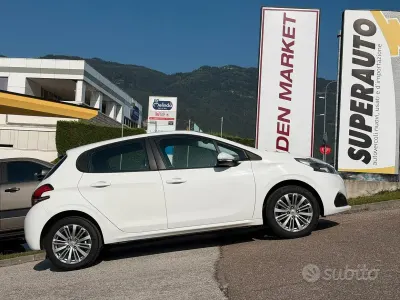 Usata Peugeot 208 Active 82 CV (60 kW) 2016 Bianco Utilitaria