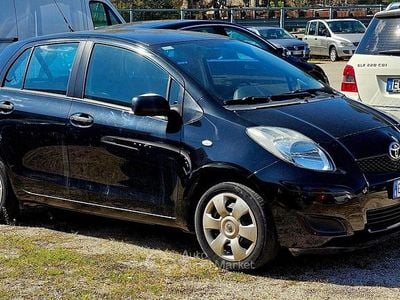 Begagnad Toyota Yaris 69 HK (50 kW) 2010 Svart Halvkombi