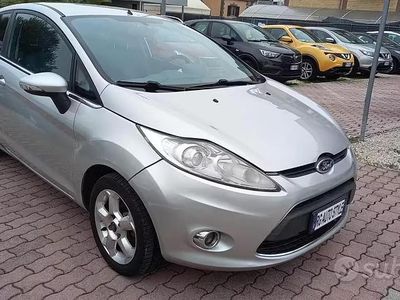 Usata Ford Fiesta 97 CV (71 kW) 2010 Grigio Utilitaria