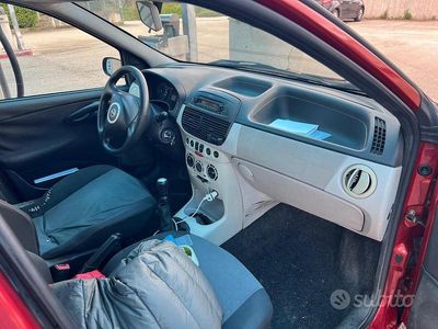 Usata Fiat Punto 69 CV (50 kW) 2005 Rosso Utilitaria