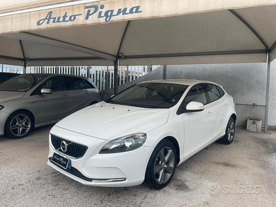 Usata Volvo V40 R-Design Momentum 120 CV (88 kW) 2016 Bianco Berlina
