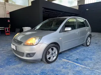 Usata Ford Fiesta Ghia 75 CV (55 kW) 2008 Grigio Utilitaria