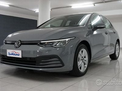 Usata VW Golf VIII Life 116 CV (85 kW) 2022 Grigio Berlina