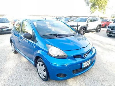 Second-hand Toyota Aygo Connect Style 68 CP (50 kW) 2011 Albastru Hatchback