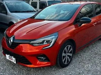 Używany Renault Clio V Equilibre 91 KM (66 kW) 2023 Pomarańczowy Sedan/Limuzyna