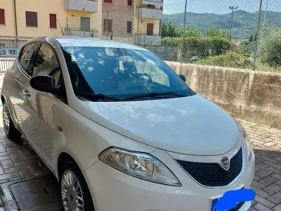 Usata Lancia Ypsilon 69 CV (50 kW) 2017 Bianco Utilitaria
