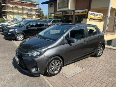 Usata Toyota Yaris Hybrid Active 73 CV (53 kW) 2017 Grigio Berlina