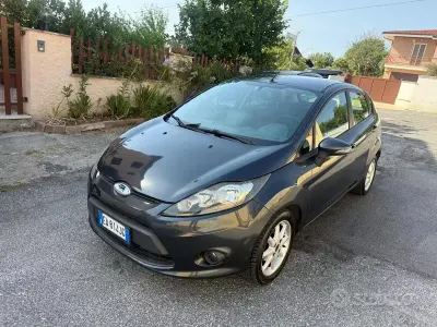 Usata Ford Fiesta Titanium 92 CV (67 kW) 2011 Marrone Berlina