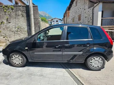Usata Ford Fiesta 68 CV (50 kW) 2006 Nero Utilitaria