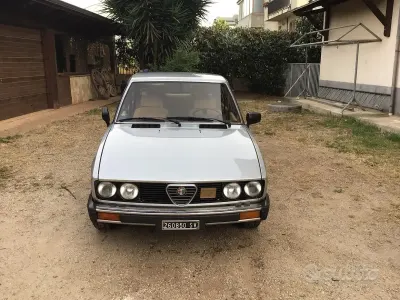 Usata Alfa Romeo Alfetta 135 CV (99 kW) 1982 Grigio Berlina