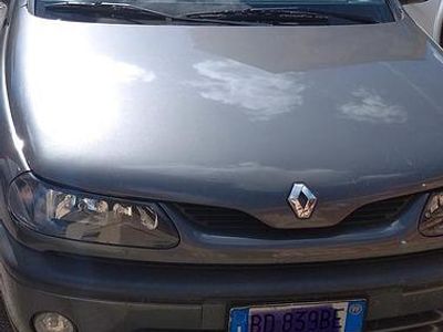 Usata Renault Laguna 107 CV (78 kW) 1999 Grigio Berlina