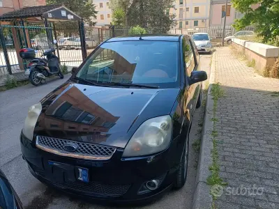 Usata Ford Fiesta 68 CV (50 kW) 2007 Nero Utilitaria