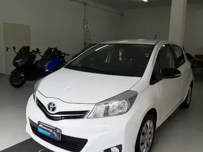 Second-hand Toyota Yaris Active 69 CP (50 kW) 2013 Alb Hatchback