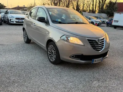 Begagnad Lancia Ypsilon 75 HK (55 kW) 2012 Grå Halvkombi