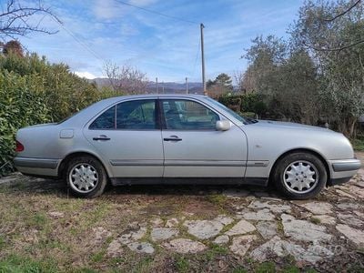 Usata Mercedes E250 Elegance 150 CV (110 kW) 1997 Grigio Berlina