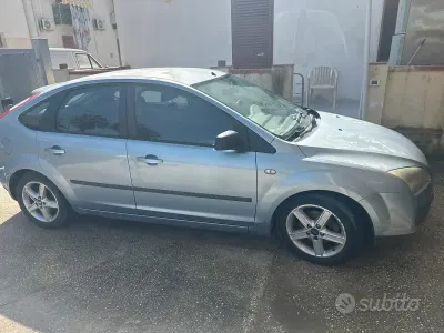 Occasion Ford Focus 109 ch (80 kW) 2006 Gris Citadine