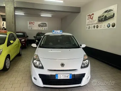 Usata Renault Clio II Dynamique 75 CV (55 kW) 2011 Bianco Berlina