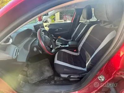 Usata Peugeot 208 101 CV (74 kW) 2024 Rosso Utilitaria