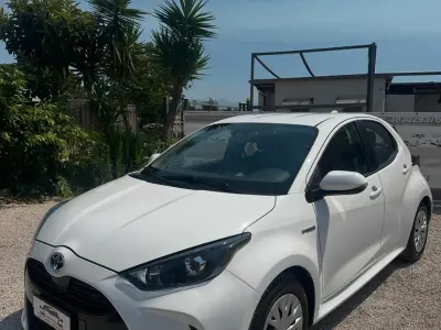 Usata Toyota Yaris Hybrid Lounge 116 CV (85 kW) 2020 Bianco Berlina