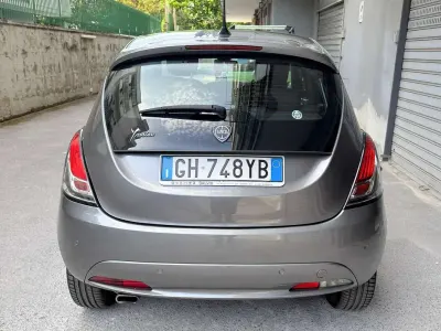 Usata Lancia Ypsilon Gold 69 CV (50 kW) 2022 Argento Utilitaria
