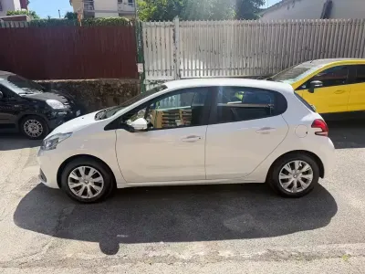 Gebraucht Peugeot 208 Access 68 PS (50 kW) 2016 Weiß Kleinwagen